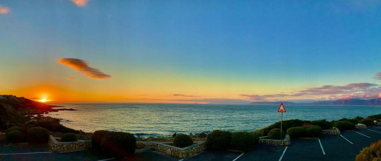 Sage At Whale Cove - Sea Facing Apartment De Kelders Luaran gambar